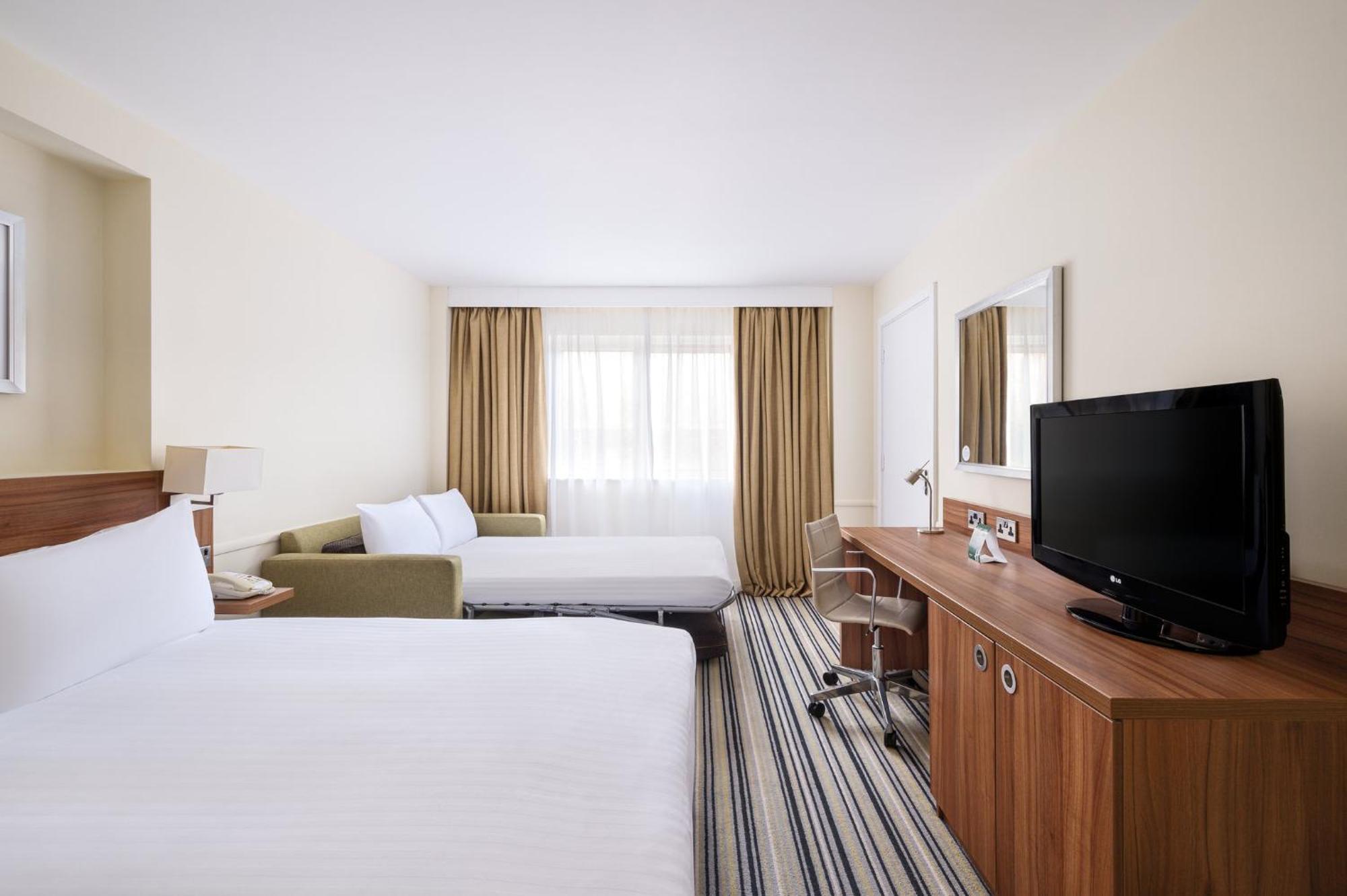 Holiday Inn Colchester By Ihg Εξωτερικό φωτογραφία